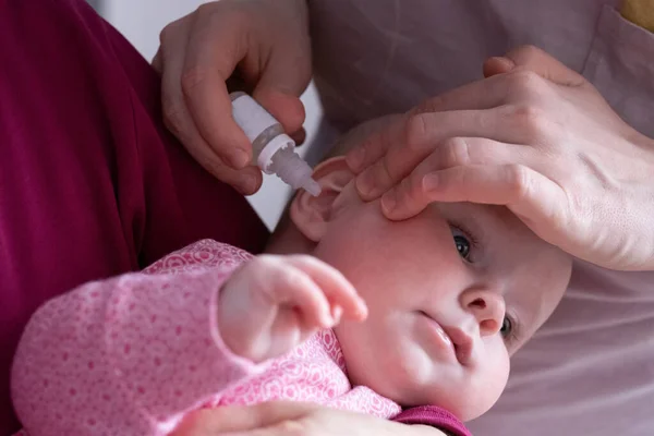 Mother dribble medication in baby ear. Ear drops — Stock Photo, Image