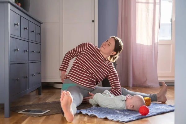 Madre caucasica con bambino fare yoga a casa per essere forte e sano, — Foto Stock