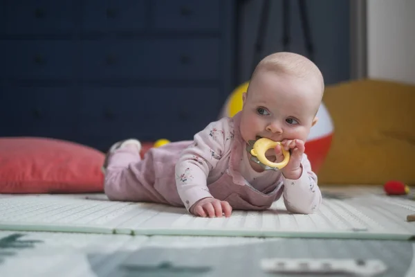 Шестимісячна біла дитина на підлозі з іграшкою — стокове фото