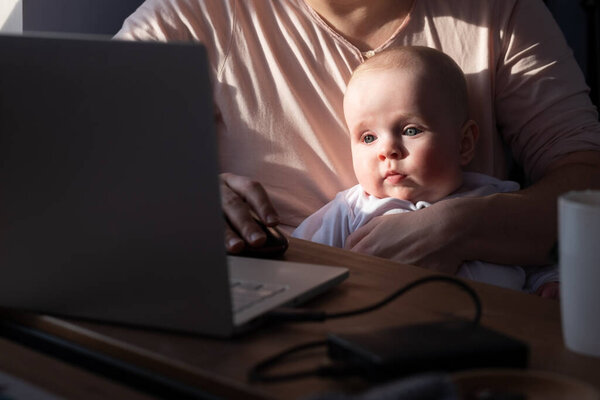 Кавказская няня со своей матерью с помощью ноутбука