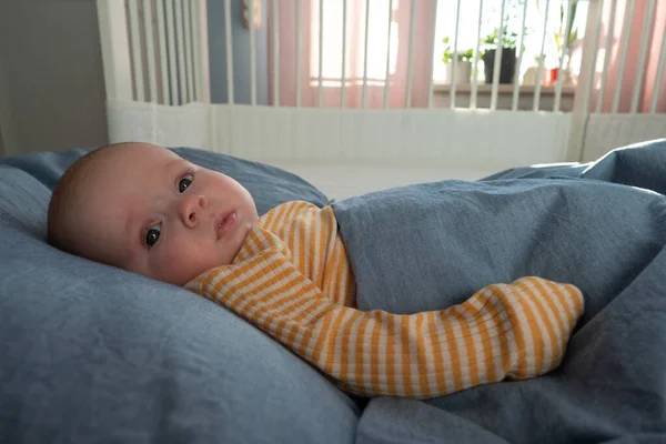 Новонароджений хлопчик в ліжку, концепція дітей і народження — стокове фото