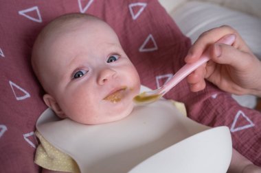 Kafkasyalı bir bebeği kaşıkla ilk kez kaşıkla beslemek..