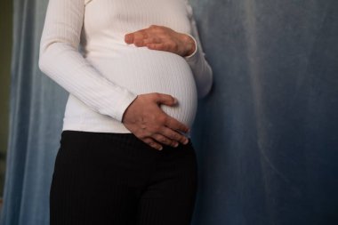 Hamile karnı. Karnını tutan kadın