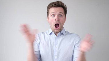 Kafkasyalı genç adam olumlu haberlere şaşırıyor. Olumlu yüz insani duygu.