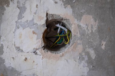 Duvardaki eski elektrik teli. Dairenin yenilenmesi