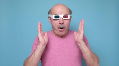 Üç boyutlu film gözlüğü takan son sınıf beyaz adam ilginç bir film izliyor. Stüdyo çekimi