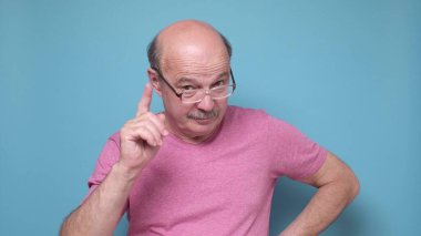 Kafkasyalı kıdemli bir adam kamerayı göstererek tüm sorunlarda seni suçluyor. Stüdyo çekimi