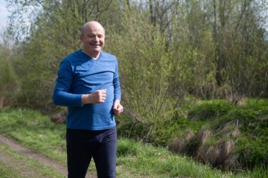 Aktif kıdemli adam koşuyor. Sağlıklı emeklilik yaşam tarzı.