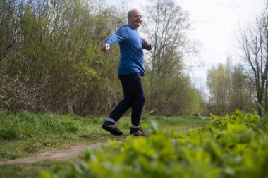 Aktif kıdemli adam koşuyor. Sağlıklı emeklilik yaşam tarzı.