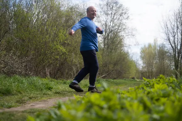 Aktif kıdemli adam koşuyor. Sağlıklı emeklilik yaşam tarzı.