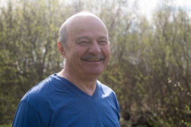 Kırsal yolda mutlu bir şekilde duran son sınıf öğrencisi.