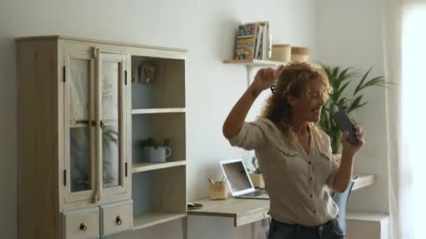 Attraktive Frau Mit Lockigem Haar Tanzt Beim Musikhören Smartphone — Stockvideo