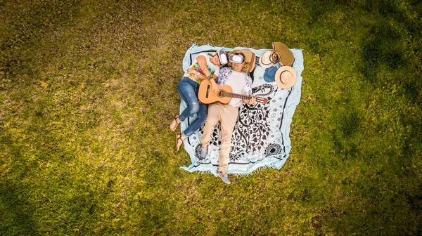 Paar Van Twee Volwassenen Liggend Het Gras Genieten Van Outdoor — Stockfoto