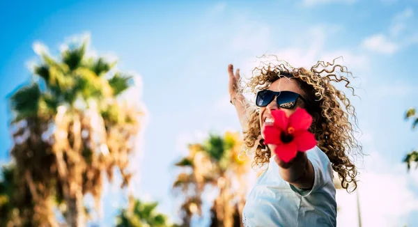 Boldog Gyönyörű Napszemüvegben Göndör Hajjal Izgatottnak Érzi Magát Miközben Vörös — Stock Fotó
