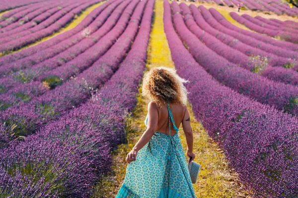 Femme Aux Cheveux Bouclés Portant Une Robe Bleue Tenant Chapeau — Photo