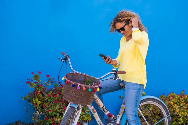 Piękna Kobieta Czytająca Sms Telefonie Komórkowym Podczas Siedzenia Rowerze — Zdjęcie stockowe