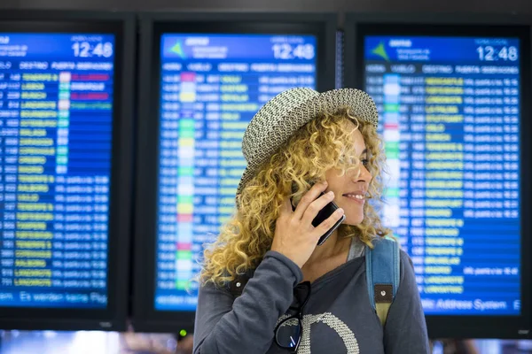 Junge Frau Telefoniert Flughafen Während Der Reise — Stockfoto