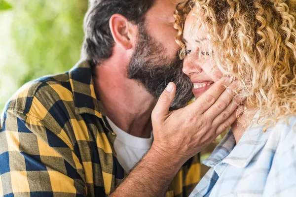 Feliz Pareja Caucásica Pasar Tiempo Libre Juntos Casa —  Fotos de Stock