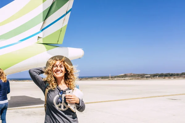 Vrolijke Blanke Vrouw Met Krullend Haar Hoed Voor Het Vliegtuig — Stockfoto