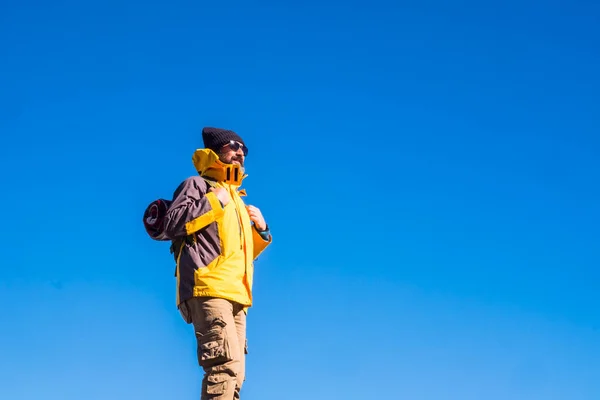 Зрелый Человек Рюкзаке Солнечных Очках Против Голубого Неба — стоковое фото