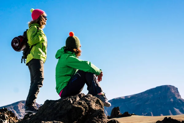 在徒步旅行的过程中 有几位女性在户外活动中休息得很放松 山地和沙漠背景 人的概念和旅行冒险生活方式 — 图库照片