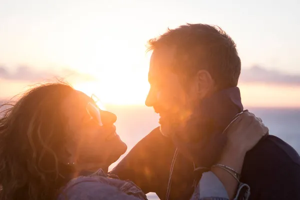 Young Romantic Couple Embracing Outdoors Sunset Close Loving Couple Spending — Stockfoto