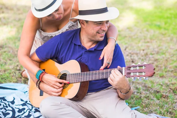 Feliz Pareja Adultos Disfrutar Música Amor Pareja Parque Tocando Una — Foto de Stock