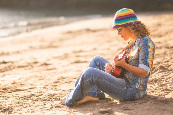 Perfil Mujer Con Estilo Sombrero Gafas Sol Tocando Guitarra Sentada — Foto de Stock