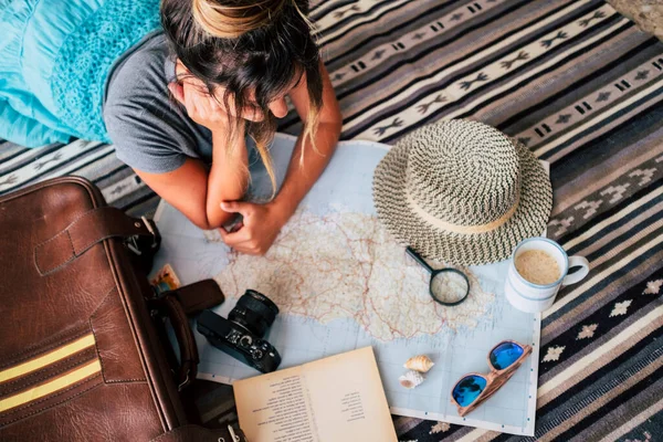 Vue Grand Angle Jeune Femme Couchée Sur Tapis Avec Tasse — Photo