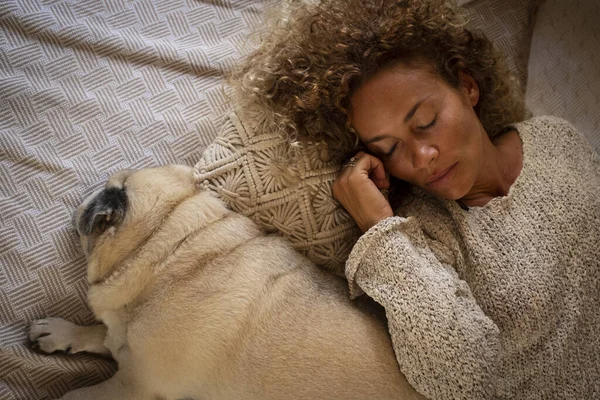 Νεαρή Ενήλικη Γυναίκα Κοιμάται Στο Κρεβάτι Τον Σκύλο Της Στο — Φωτογραφία Αρχείου