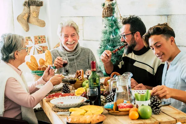 Familia Tres Generaciones Cenando Juntos Mesa Comedor Mientras Celebran Navidad —  Fotos de Stock