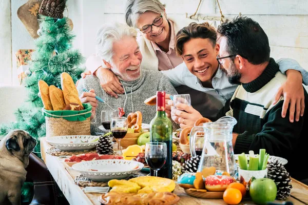 Familia Tres Generaciones Cenando Juntos Mesa Comedor Mientras Celebran Navidad —  Fotos de Stock