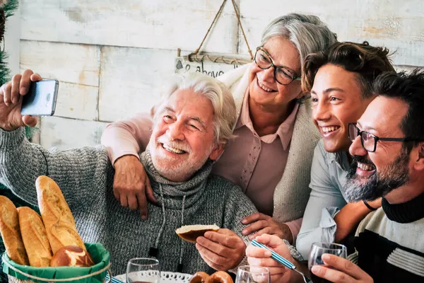 Ein Älterer Mann Macht Ein Selfie Mit Seiner Familie Esstisch — Stockfoto