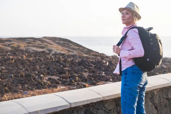 Eine Junge Frau Mit Hut Steht Mit Ihrem Rucksack Ufer — Stockfoto