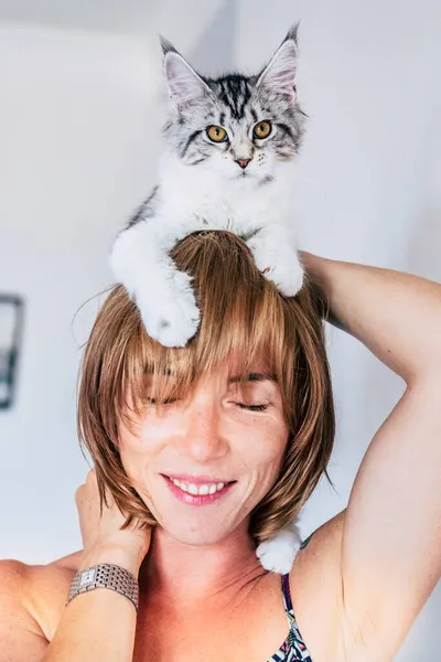 Portret Van Een Jonge Vrouw Die Met Een Klein Katje — Stockfoto