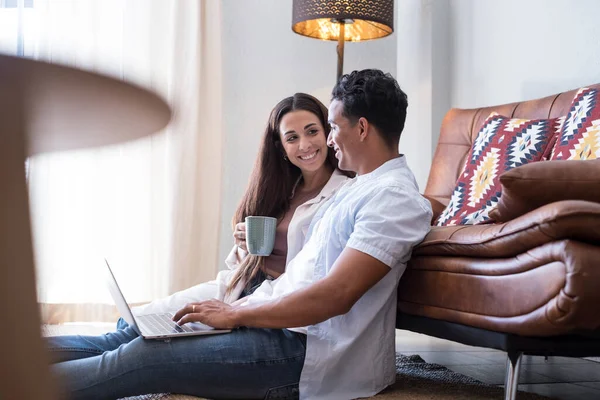 Interracial Casal Menino Menina Usar Computador Portátil Casa Sentado Chão — Fotografia de Stock