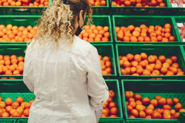 Visão Traseira Mulher Mercado Comprando Frutas Tomates — Fotografia de Stock