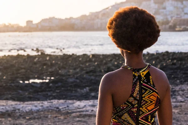 Zadní Pohled Afro Etnickou Ženu Tradičními Šaty Africkým Účesem Při — Stock fotografie