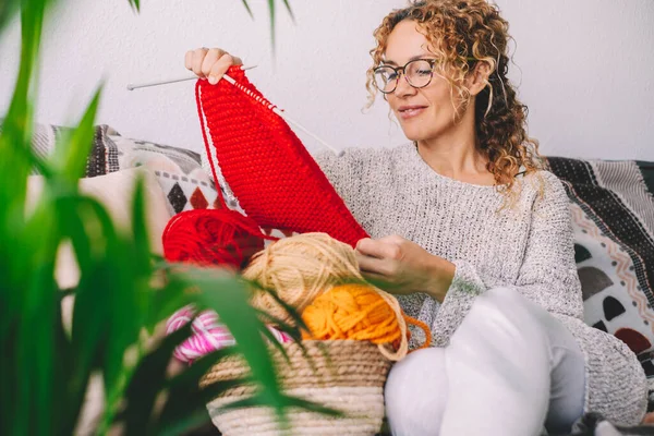 Šťastná Hezká Žena Úsměv Obdivovat Její Pletenou Práci Červenou Barevnou — Stock fotografie