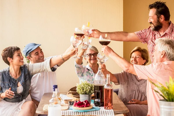 Grupo Feliz Diferentes Edades Personas Que Celebran Divierten Juntas Amistad —  Fotos de Stock