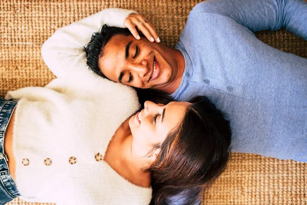 Jovem Casal Muito Interracial Deitado Tapete Sorrir Tendo Cuidado Amor — Fotografia de Stock