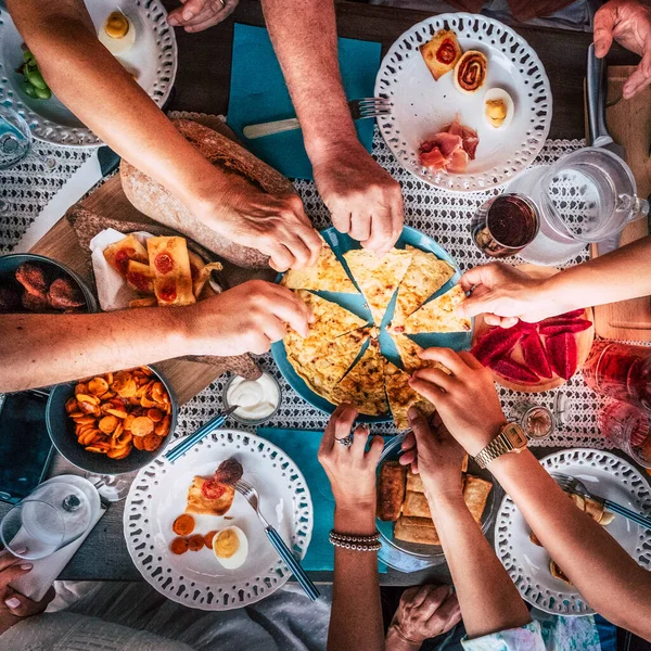 Acima Vista Superior Das Mãos Escolhendo Comida Centro Mesa — Fotografia de Stock