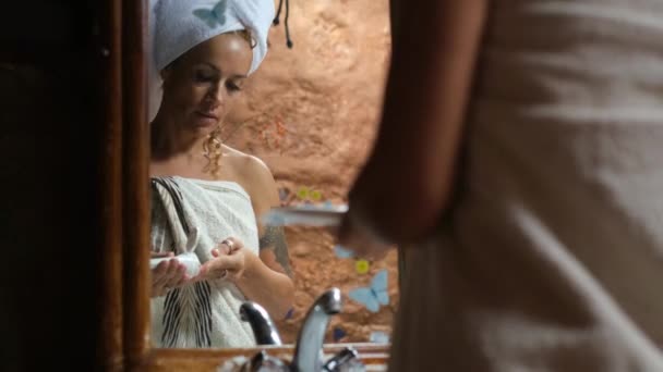Cuidado Casero Belleza Hace Sobre Mujer Adulta Que Aplica Crema — Vídeo de stock