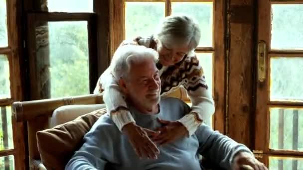 Feliz Disfrutado Senior Pareja Caucásica Sonrisa Abrazo Uno Otro Sentado — Vídeos de Stock