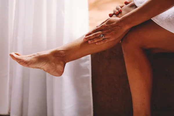 Hautpflege Hause Mit Jungen Erwachsenen Frauen Rasieren Mit Rasiermesser — Stockfoto