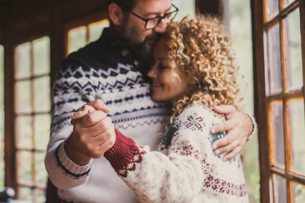 Casal Adulto Romântico Dançando Casa Com Amor Relacionamento — Fotografia de Stock