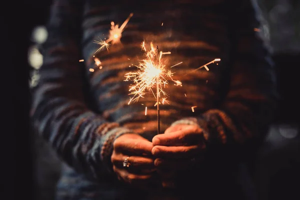 Close Pessoas Mãos Segurando Disparando Sparkler Celebração Noite — Fotografia de Stock