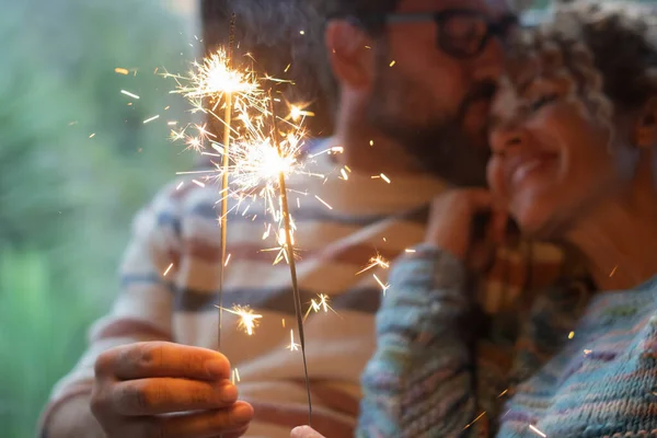 爱夫妻感情的庆祝与可爱的男人和女人一起点燃闪耀的光芒和温柔的亲吻 — 图库照片