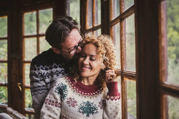 Casal Amor Relacionamento Desfrutar Temporada Inverno Casa Abraçando Beijando Com — Fotografia de Stock