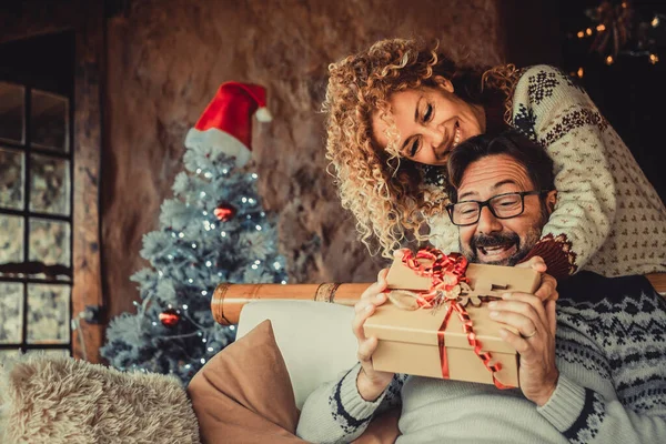 Uomo Felicissimo Riceve Regalo Natale Sua Moglie Persone Felici Godono — Foto Stock